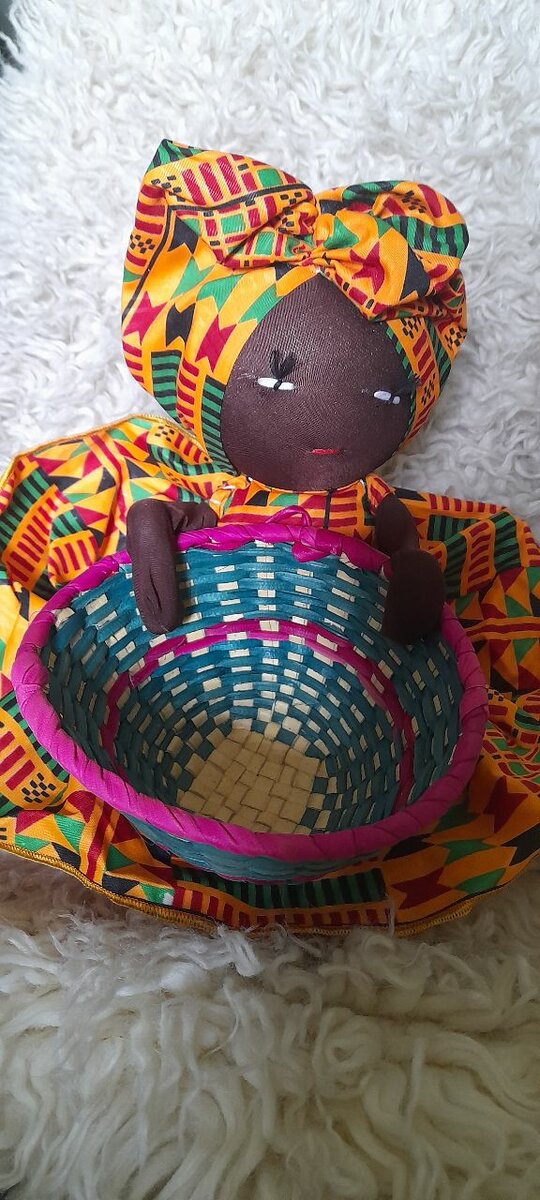 Poupée artisanale et corbeille