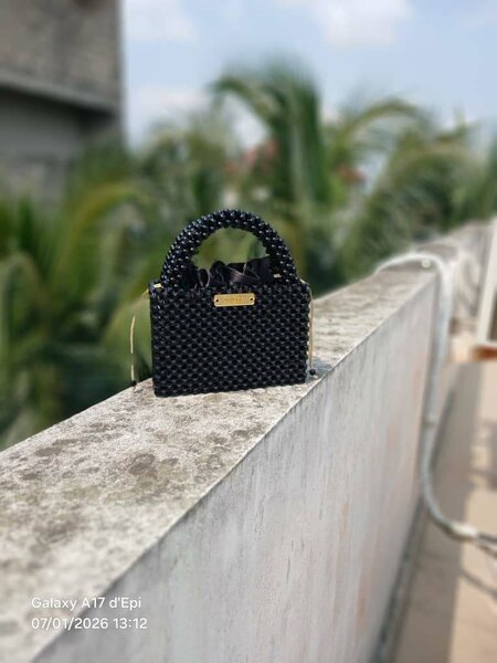 Sac à main perlé chic