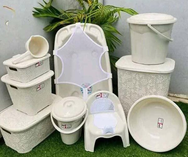 Ensemble d'articles en plastique blanc pour la maison