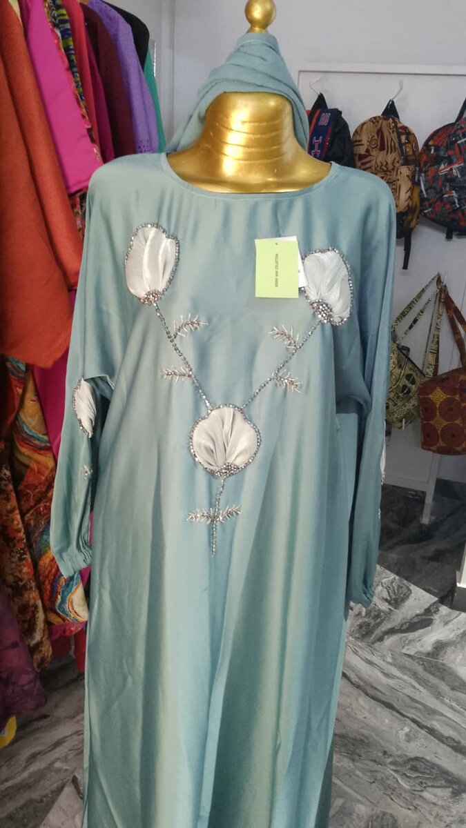 Caftan élégant avec broderie