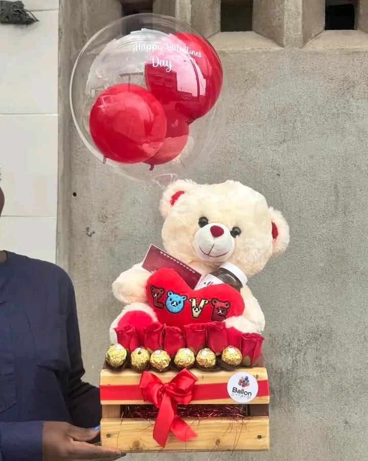 Peluche avec friandises et chocolat