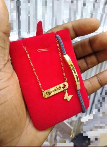 Bracelets, chaînes avec nom..