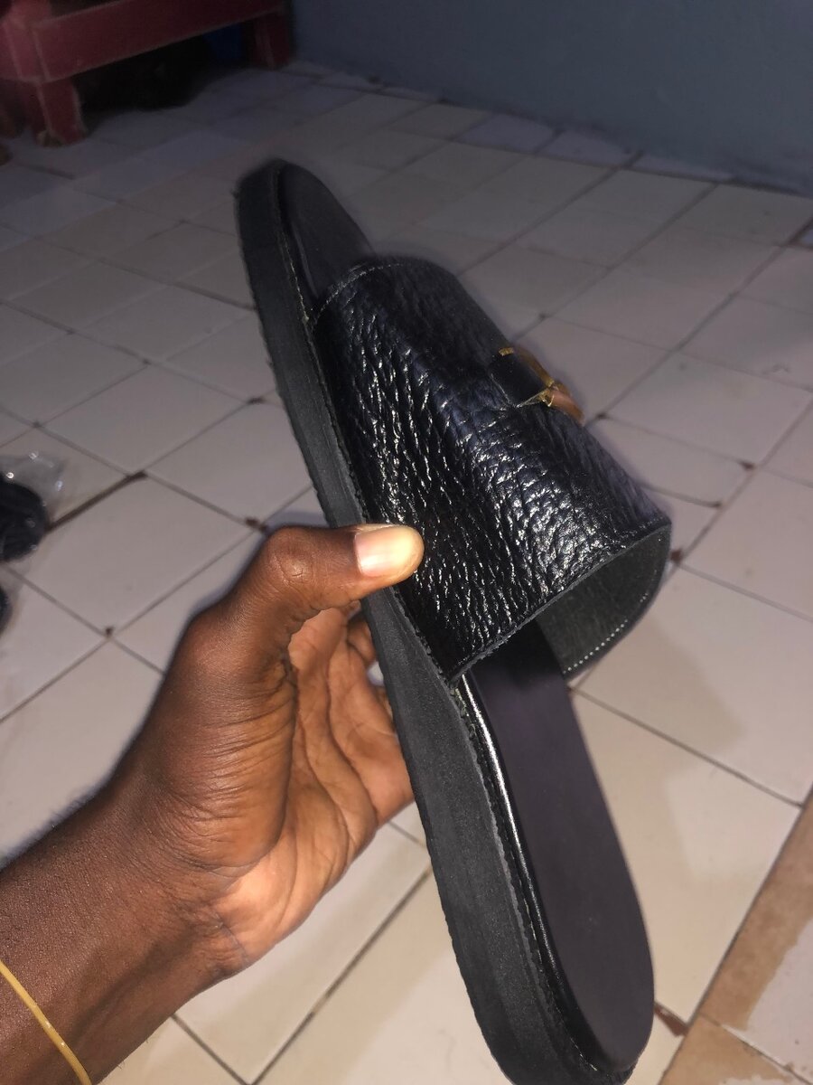 Sandales en cuir noir élégantes