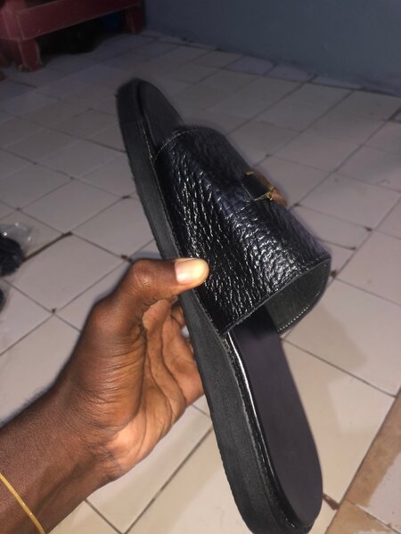 Sandales en cuir noir élégantes