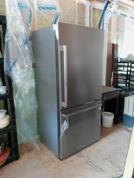 Hisense 17.2-cu ft Counter-depth Bottom-Freezer Refrigerator