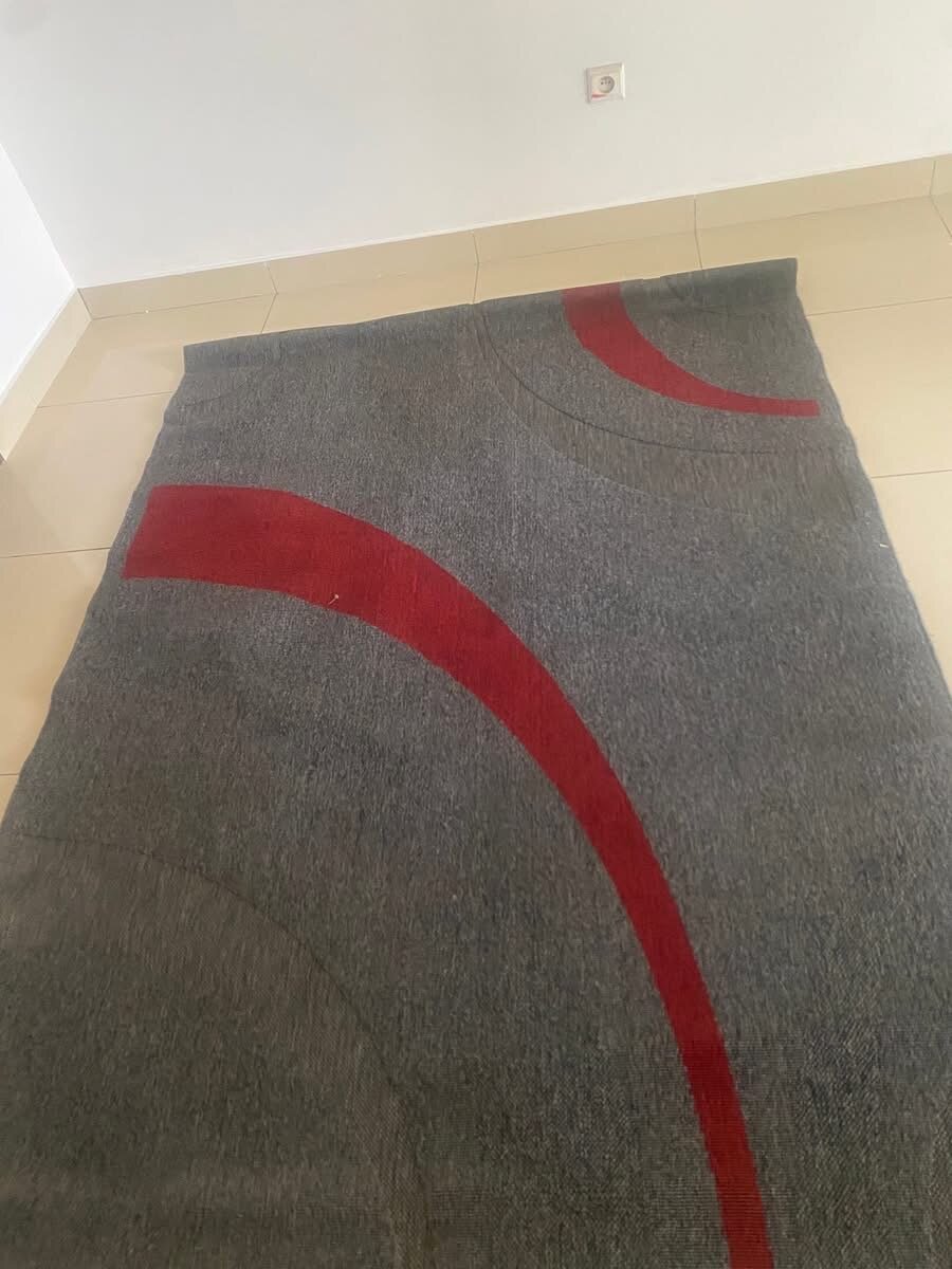 Tapis moderne gris et rouge