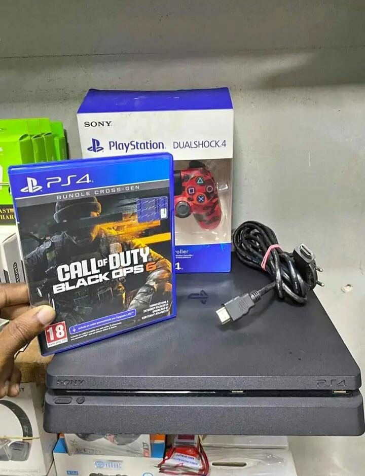 Console PS4 avec manette et jeu