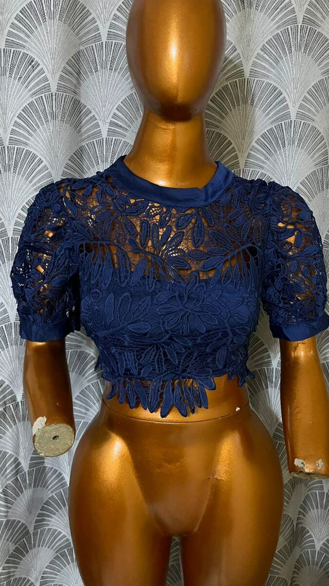 Top en dentelle bleu élégant