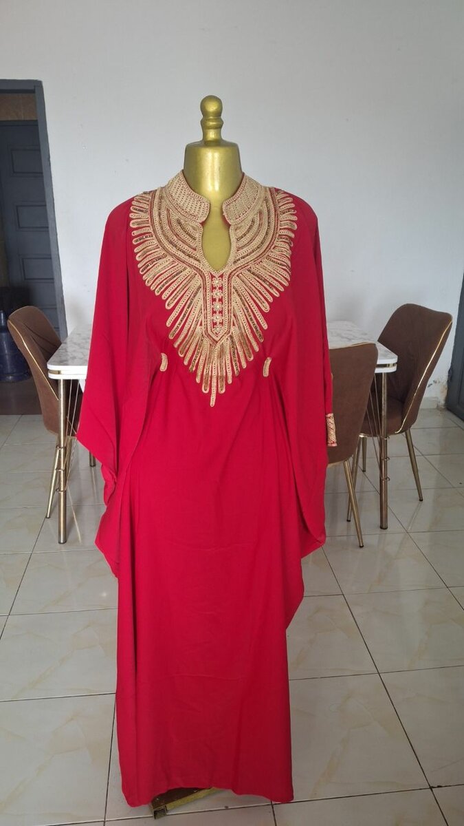 Caftan rouge élégant pour femme