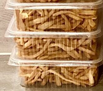 Snacks croustillants en boîte