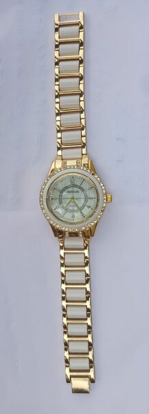 Montre femme dorée élégante