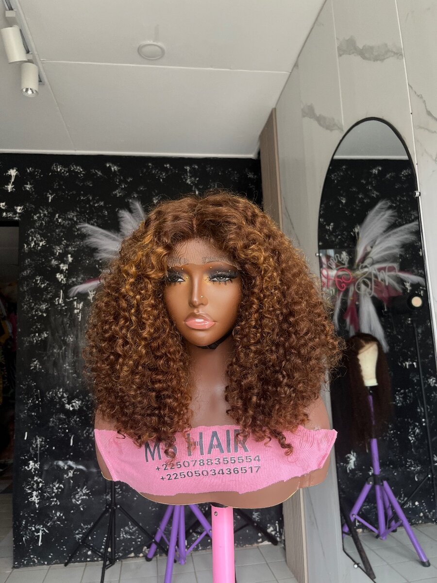 Perruque bouclée marron volumineuse