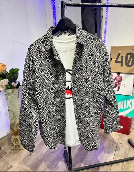 Chemise à motifs géométriques