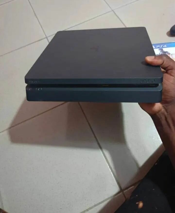 Console PS4 avec manette et jeu