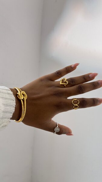 Bracelet en or avec nœud stylé