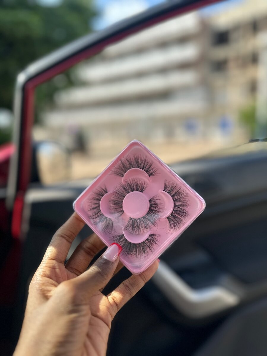 Falsies- 3D classy light wear lashes.