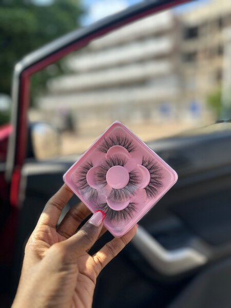 Falsies- 3D classy light wear lashes.