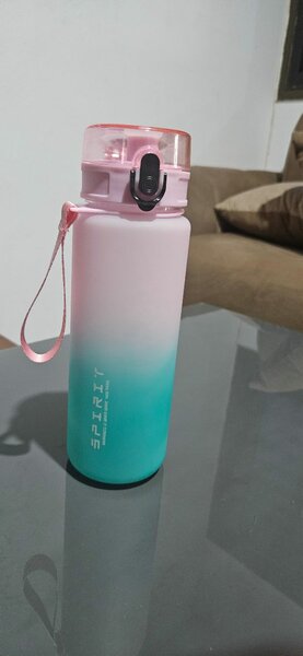 Bouteille d'eau dégradée élégante