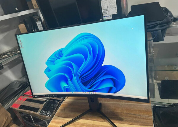 Écran incurvé ultra-HD