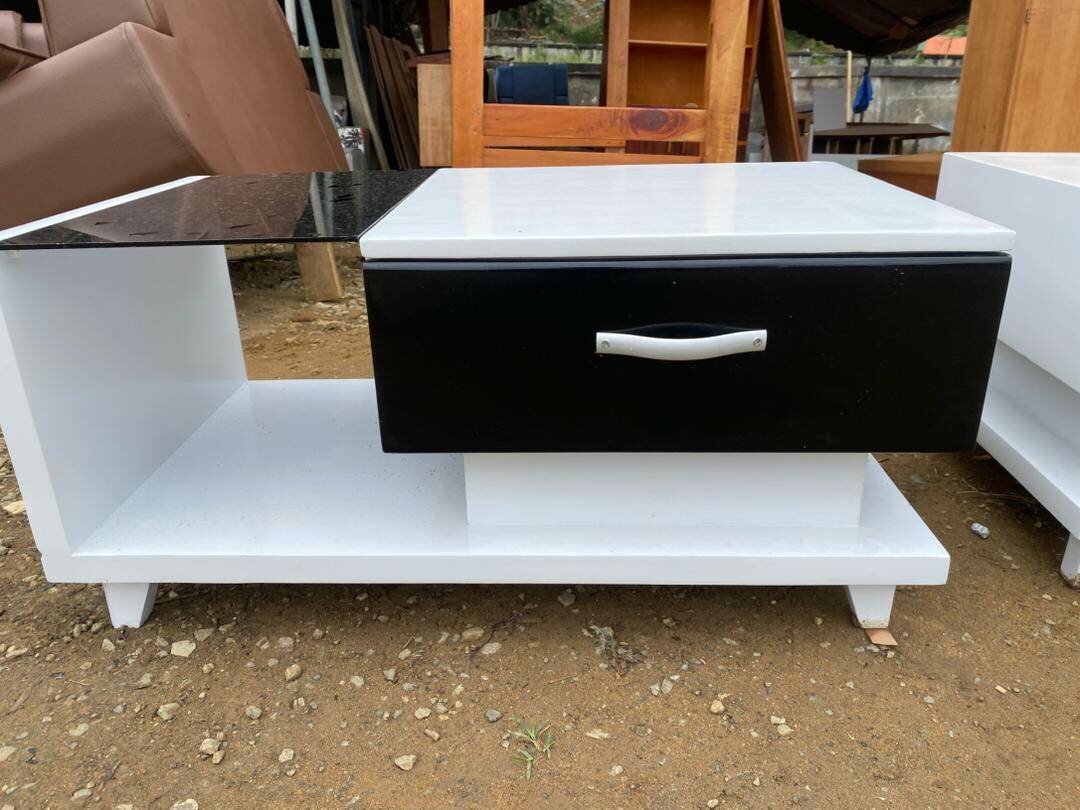 Table basse moderne avec tiroir