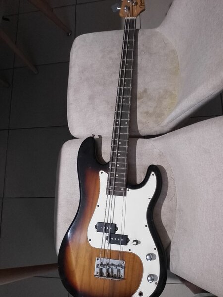 Guitare basse et ampli Roland