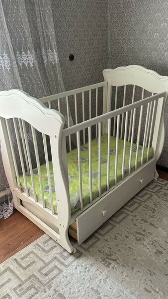Детская кроватка с матрасом