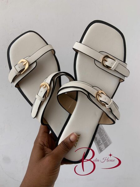 Sandales élégantes avec boucles
