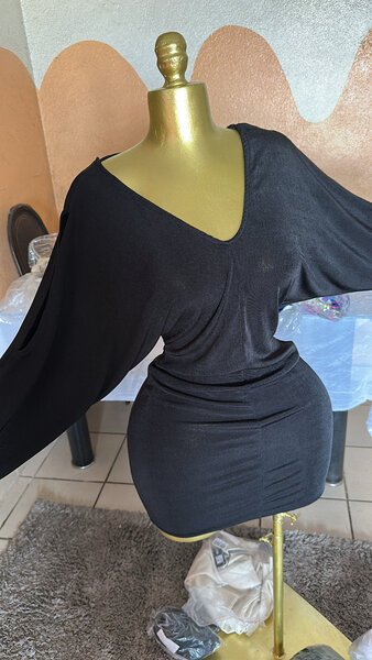 Robe noire à manches longues