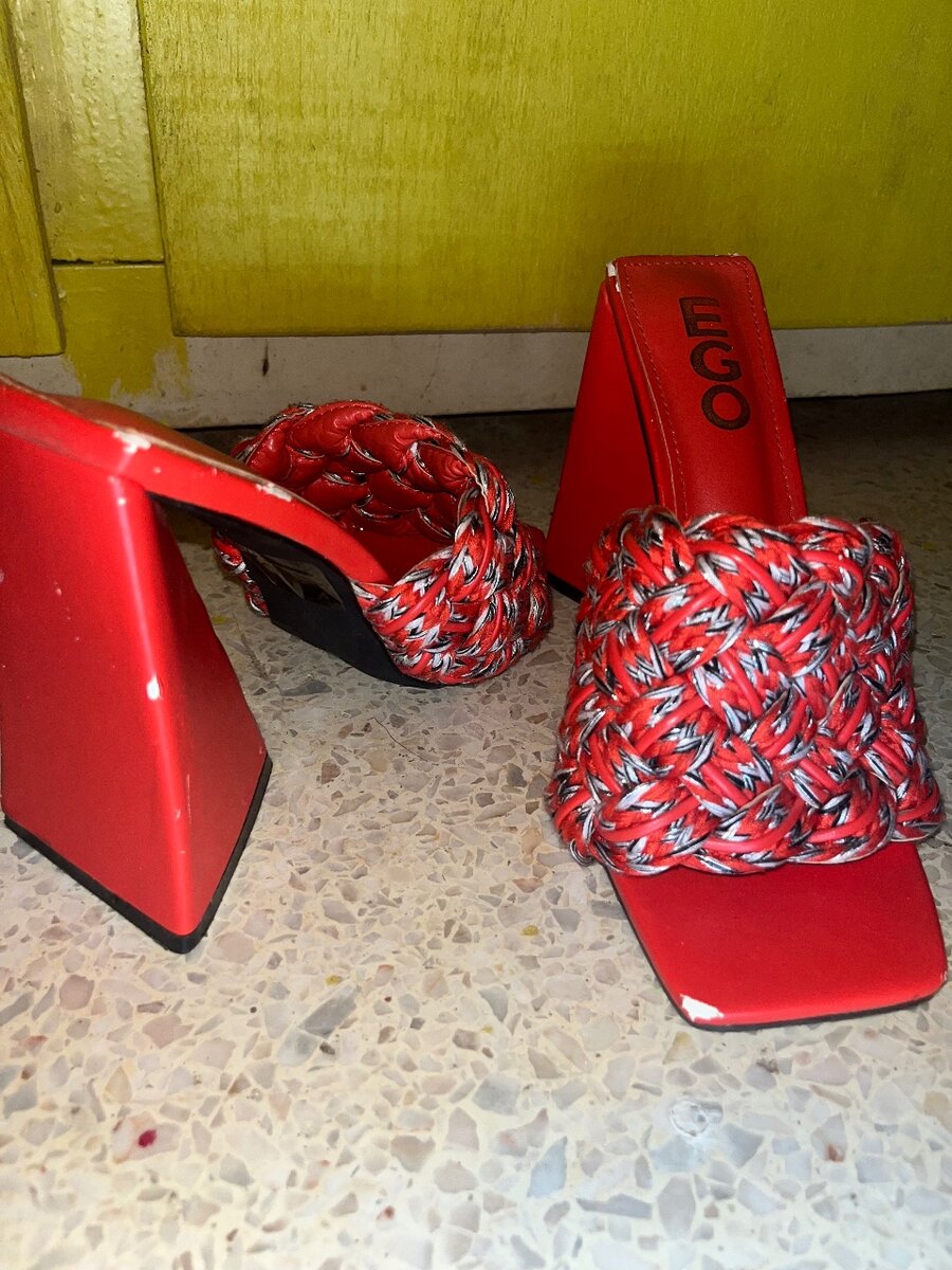 Sandales rouges tressées chic