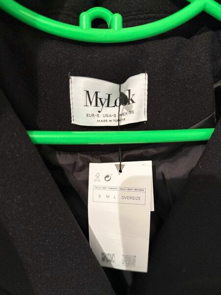 Чёрное пальто