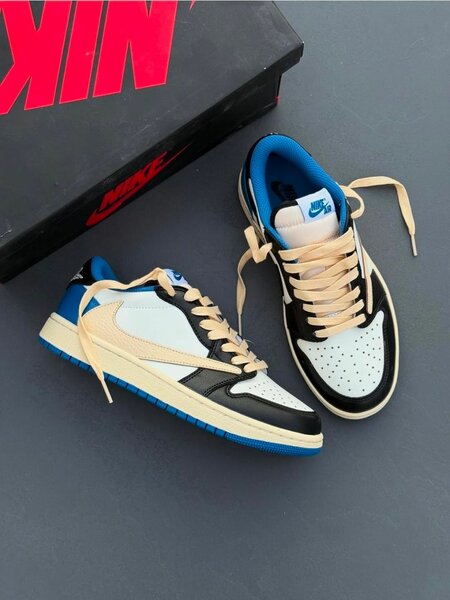 Baskets Nike Travis Scott