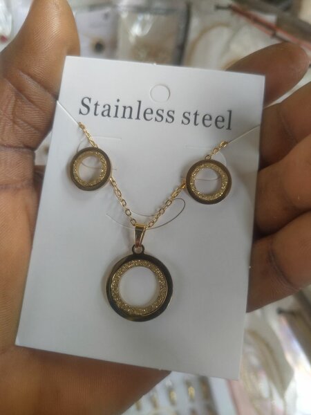 Collier et boucles d'oreilles.