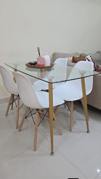 Table et chaises design pour salle à manger