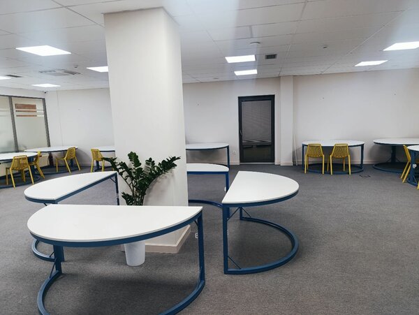 Офисные полукруглые дизайнерские столы