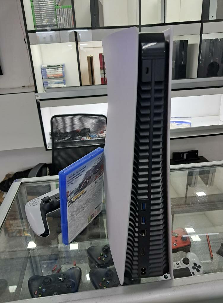 PRE-OWNED PS5 Disc Edition with F1 22 Disc