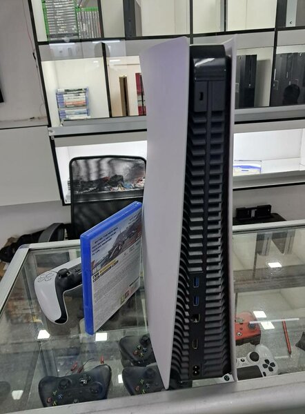 PRE-OWNED PS5 Disc Edition with F1 22 Disc