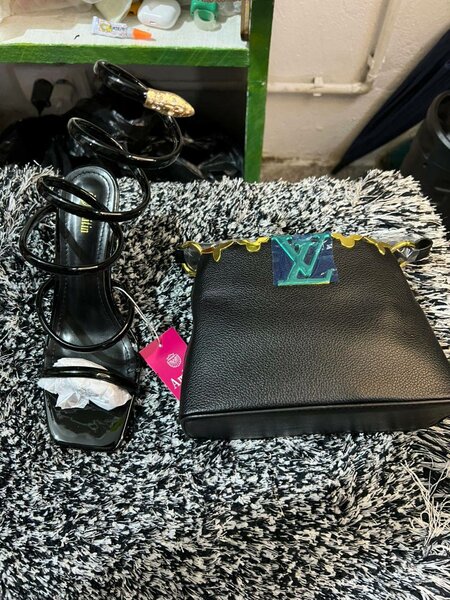 Sandales serpent et sac noir