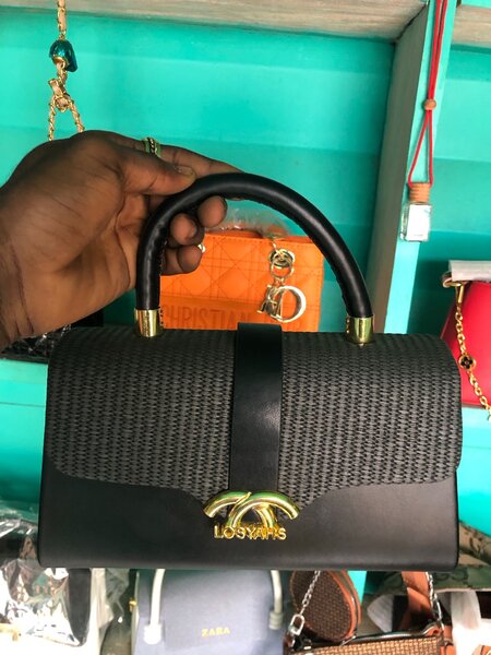 Sac à main en cuir noir élégant