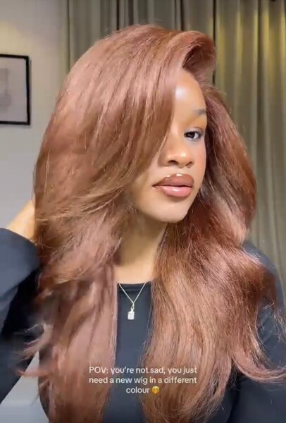 Perruque volumineuse auburn