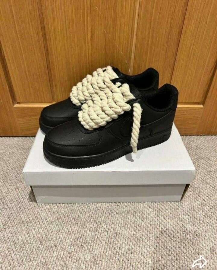 Chaussures noires avec lacets épais