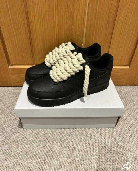 Chaussures noires avec lacets épais