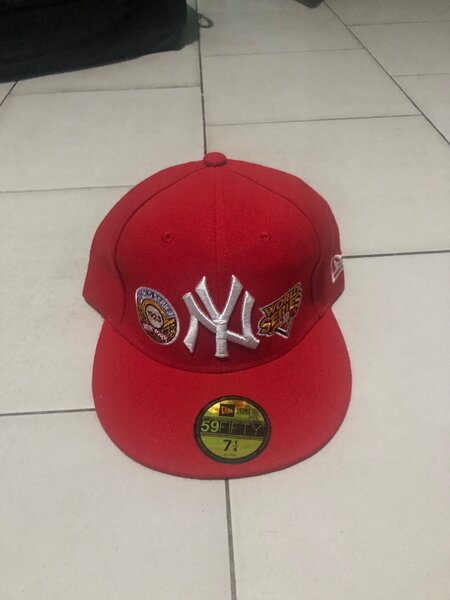 Casquette rouge brodée