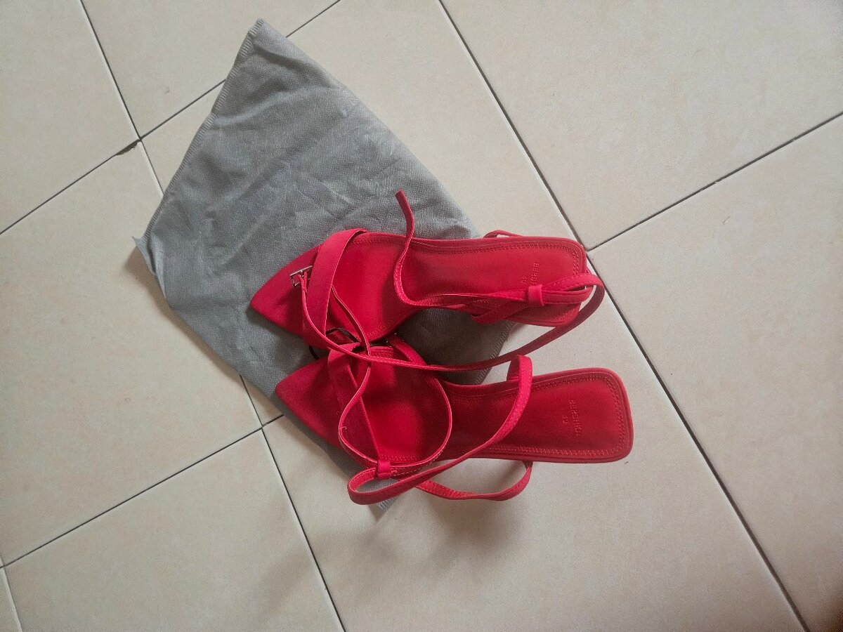 Sandales rouges à talons pour femmes