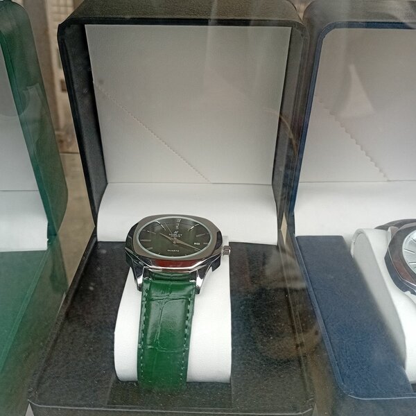 Montre élégante en cuir