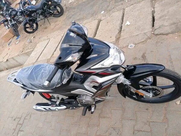 Moto polyvalente 125cc compacte