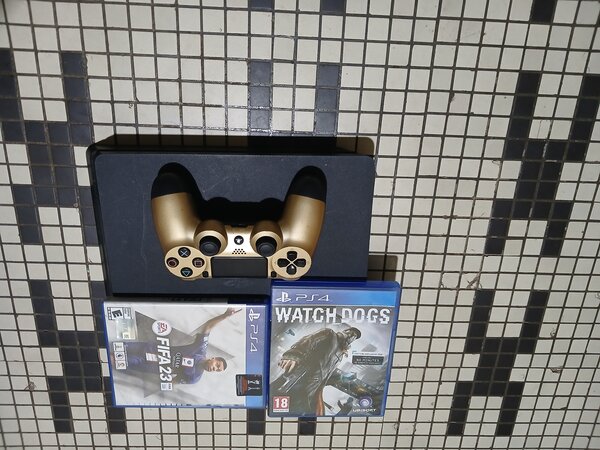 Console PS4 avec deux jeux