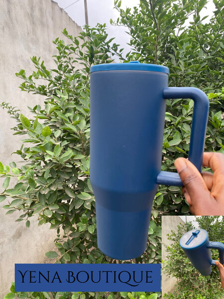 Tasse isolée bleue