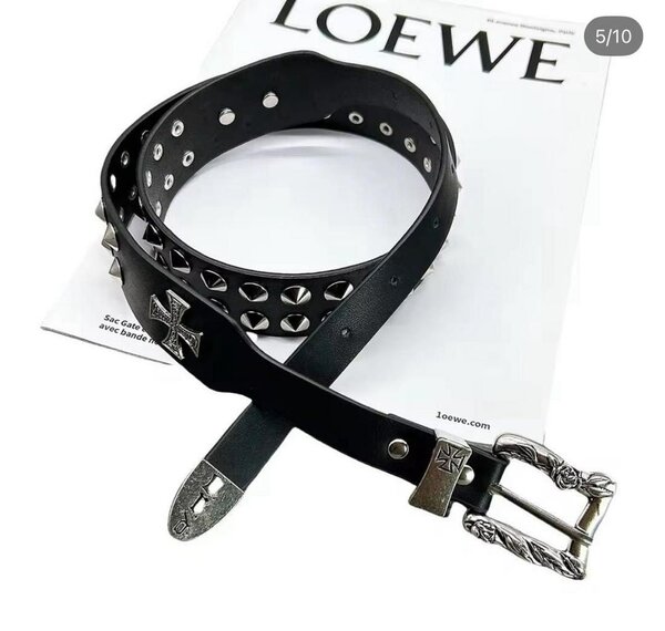 Ceinture cloutée en cuir noir