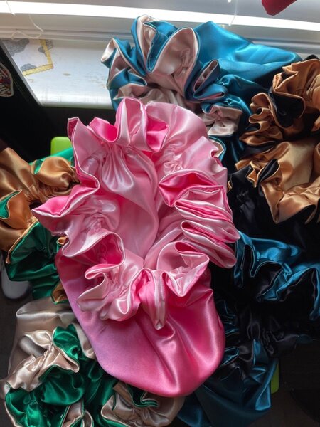 Bonnets en satin colorés