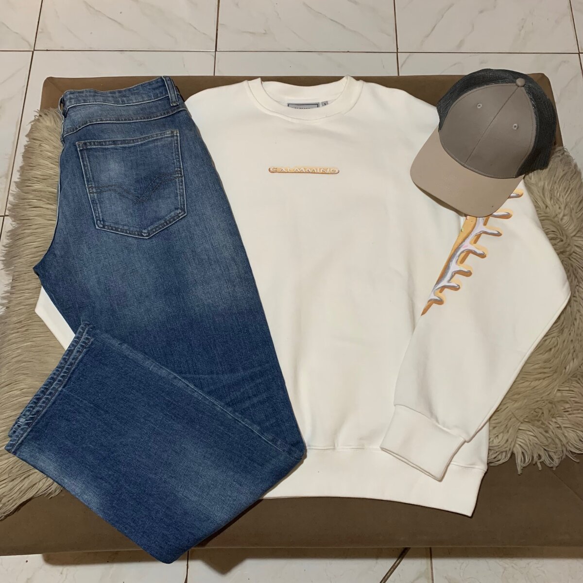 Hoodie, jeans trouser and cap